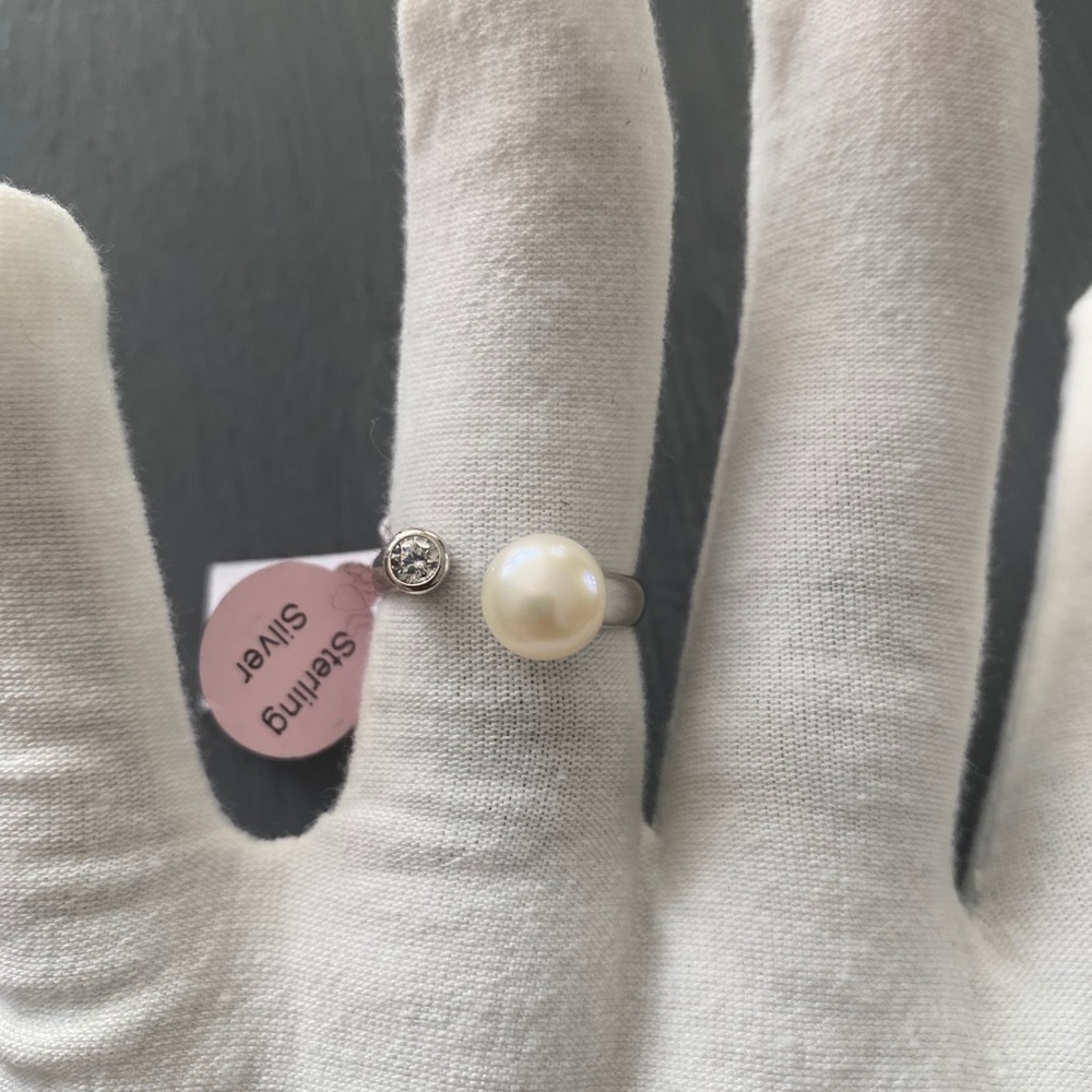 Ava Ro 925 Silver zircon and pearl ring Size 8 NWT